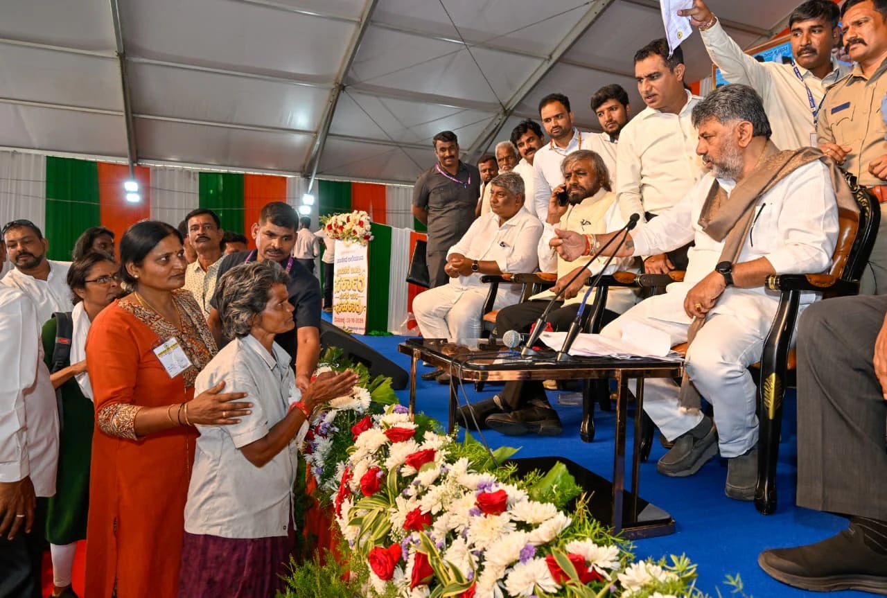ನ್ಯಾಯಾಲಯಗಳಿಗೆ ಸಂಬಂಧಿಸಿದ ಸಮಸ್ಯೆಗಳಲ್ಲಿ ಜನರಿಗೆ ನೆರವಾಗಲು ಪ್ರಜಾಸೇವೆ ಕಾರ್ಯಕ್ರಮದಲ್ಲಿ ಕಾನೂನು ನೆರವು ಕೇಂದ್ರ ಆರಂಭ